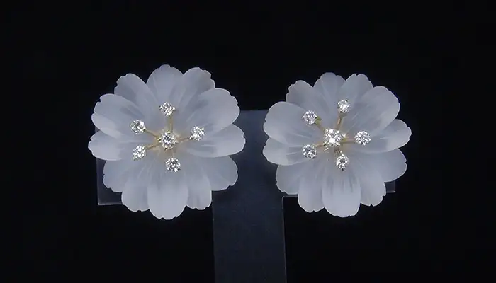 水晶のお花のイヤリング
