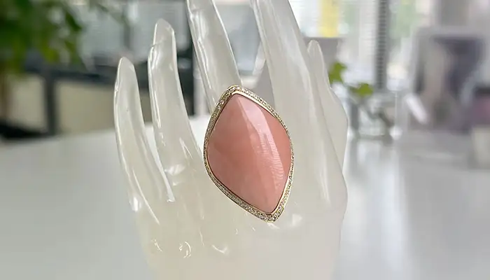 指いっぱいに広がる美しいピンクサンゴの指輪
