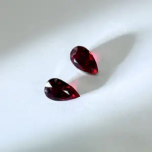 深紅の輝きに心奪われて ― ミャンマー産ペアシェイプカットのルビー