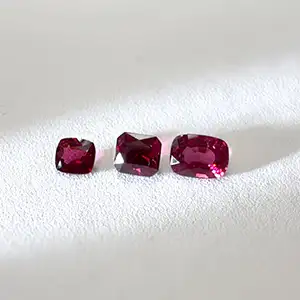 レッドスピネル 3ピース入荷 ─ 澄んだ赤の輝き