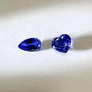 澄んだ青が魅力 ― ペアシェイプ&ハートカットのコーンフラワーブルーサファイア