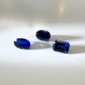 約2ctの特別な青 ― オーバル&エメラルドカットのロイヤルブルーサファイア